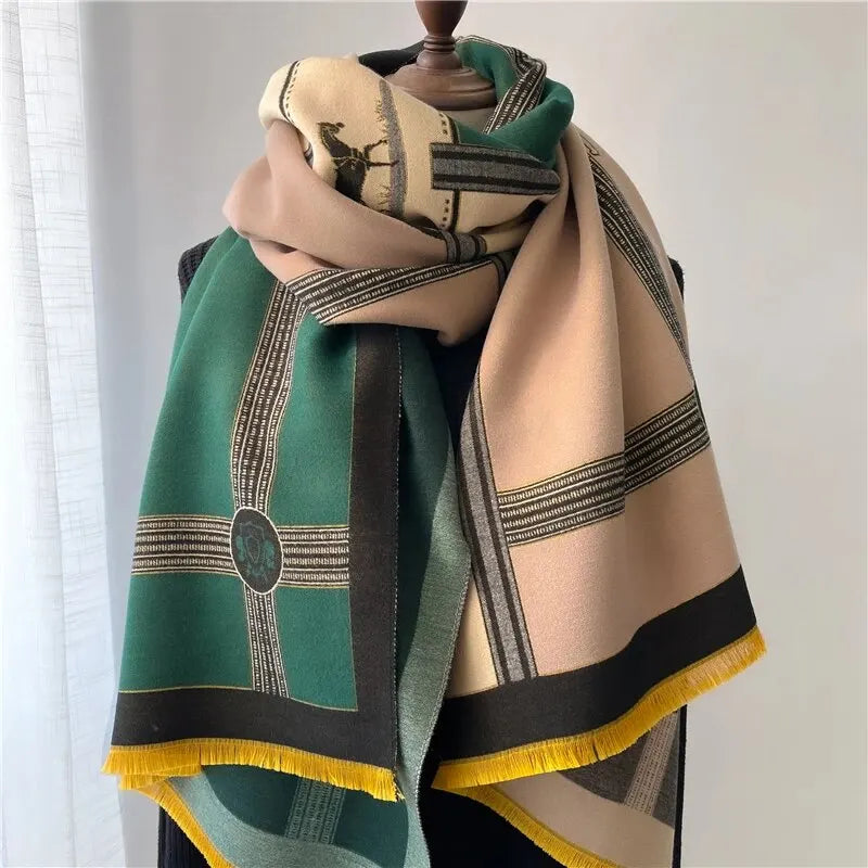 Luxuriöser Damen-Schal, grün-beige, mit geometrischem Muster, weiches Material, modisches Accessoire.