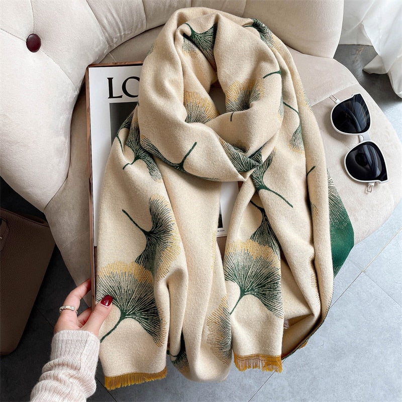 Beige Schal mit Ginkgo-Muster, weiches Material, modisches Accessoire, Damenmode.