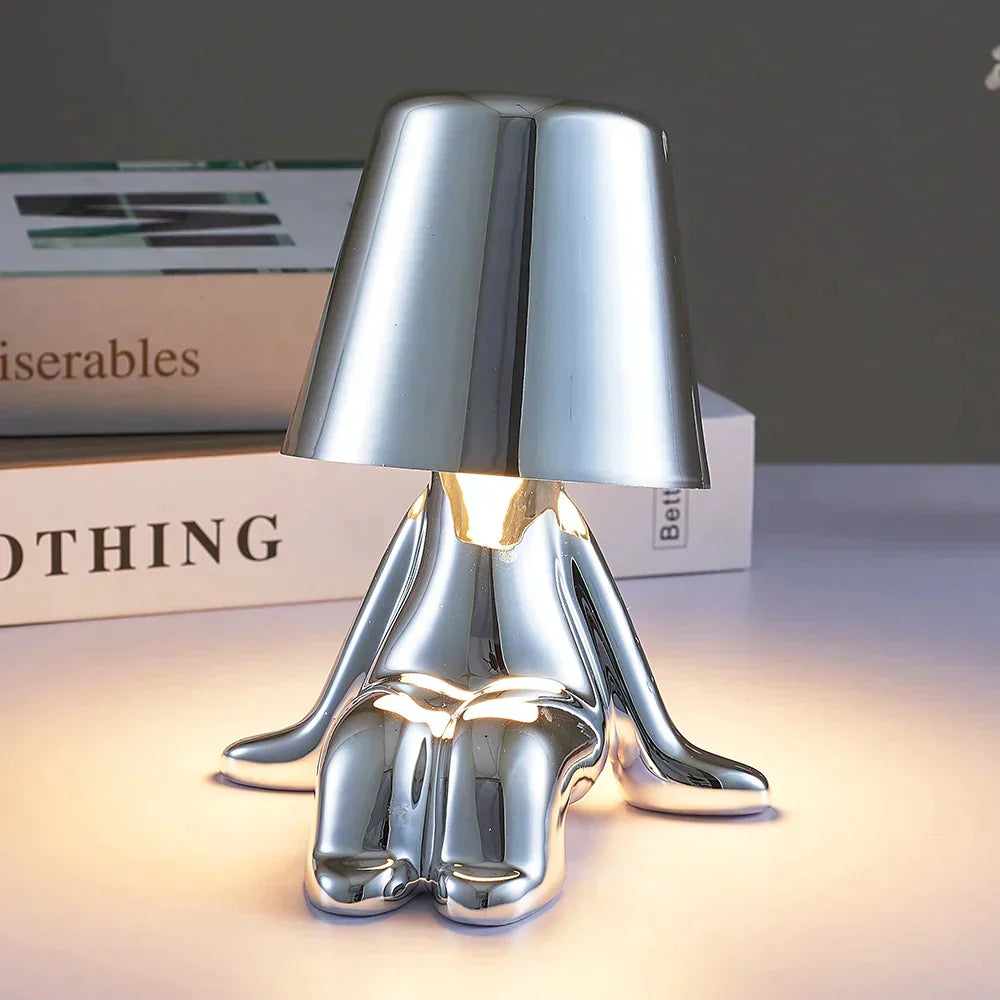Silberne Tischlampe in Form einer sitzenden Figur, modernes Design, Wohnzimmer-Dekoration.