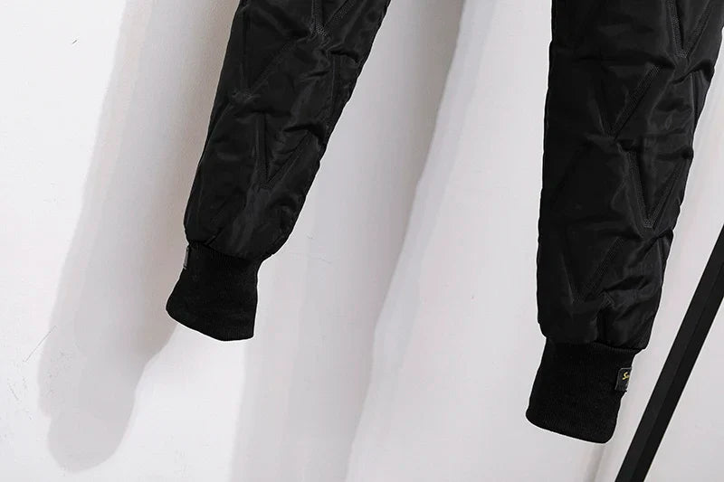 Schwarze gesteppte Jogginghose, elastische Bündchen, sportlich, bequem, Herrenmode.