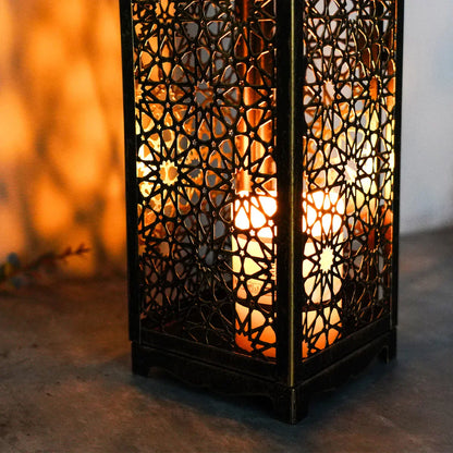 Orientalische Laterne aus Metall mit Kerzenlicht, dekorative marokkanische Lampe, warmes Ambiente.