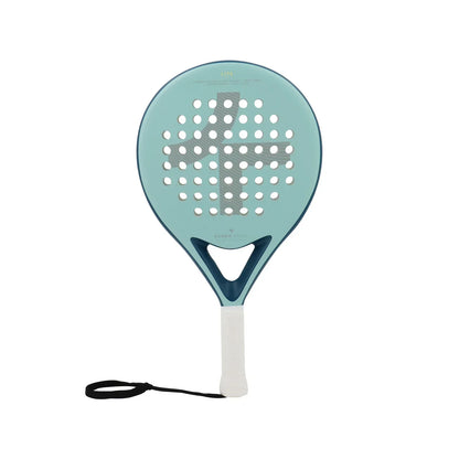 Hellblaues Padel-Tennisschläger mit Lochmuster, ergonomischem Griff und Handgelenkschlaufe.