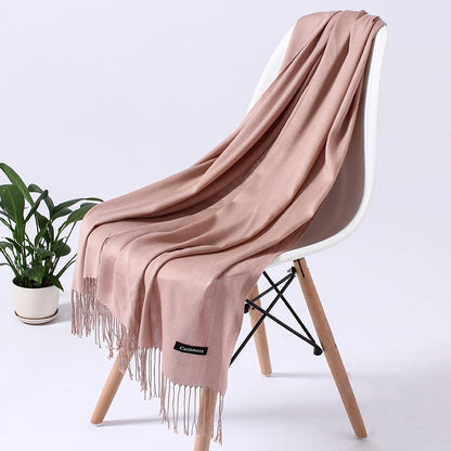 Rosa Kaschmirschal auf weißem Stuhl, weiches Material, elegantes Design, Fransen, Wohnzimmer.