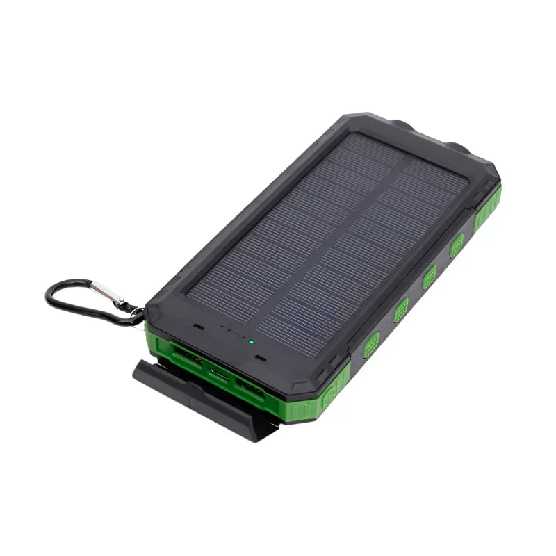 Solarbetriebene Powerbank, grün-schwarz, tragbar, USB-Anschlüsse, Outdoor-Ladegerät.