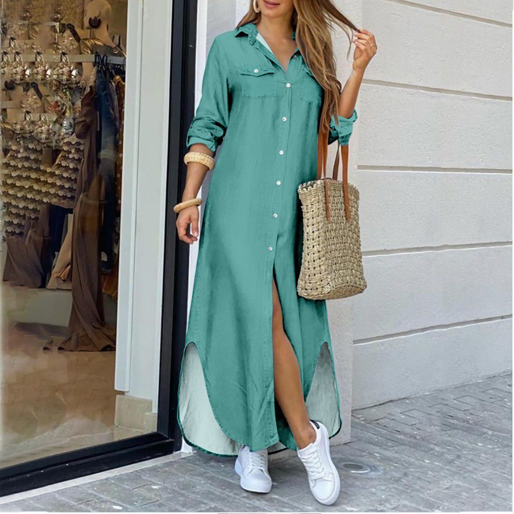 Frau in langem, türkisfarbenem Hemdkleid mit Knopfleiste, Strohtasche, weiße Sneaker.