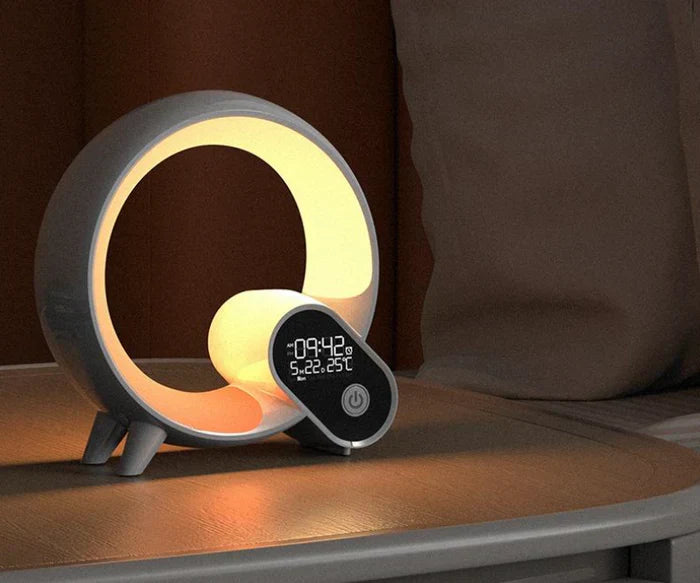 Moderne LED-Tischlampe mit Uhr, rundes Design, warmweißes Licht, ideal für Schlafzimmer.
