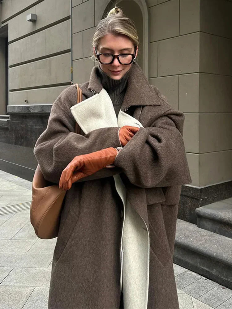 Frau in braunem Wollmantel mit Lederhandschuhen und Tasche, Herbstmode, Stadtstraße.