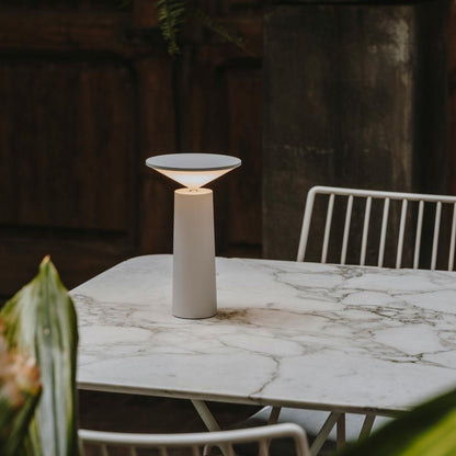 Moderne weiße Tischlampe auf Marmortisch im Freien, stilvolles Design, Gartenbeleuchtung.