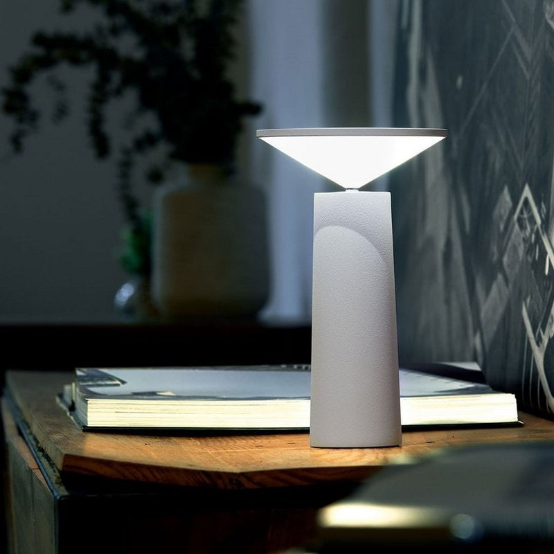 Moderne weiße LED-Tischlampe auf Holztisch, minimalistisch, energiesparend, Inneneinrichtung.