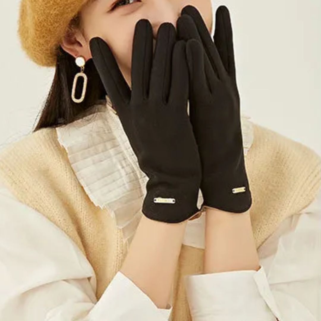 Frau mit schwarzen Handschuhen, elegantes Design, Wintermode, Accessoires, Damenbekleidung.