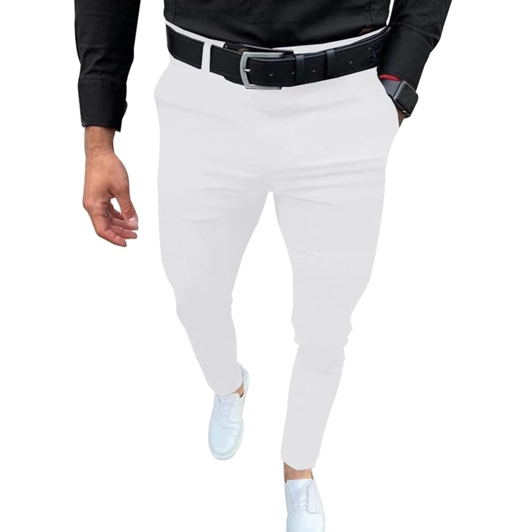 Mann in weißer Hose und schwarzem Hemd, schwarze Uhr, weiße Sneaker, modisch, elegant.