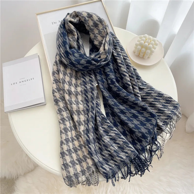 Blauer und weißer karierter Schal aus Baumwolle auf Tisch, modisches Accessoire, Herbst-Winter.