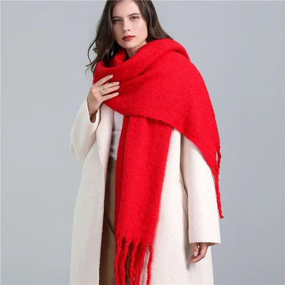 Frau mit rotem Wollschal und weißem Mantel, modisch, warm, Winteraccessoire, elegant.