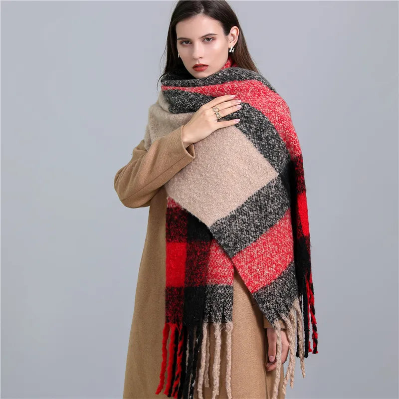 Frau mit kariertem Wollschal in Rot-Schwarz-Beige, eleganter Winterlook, Modeaccessoire.