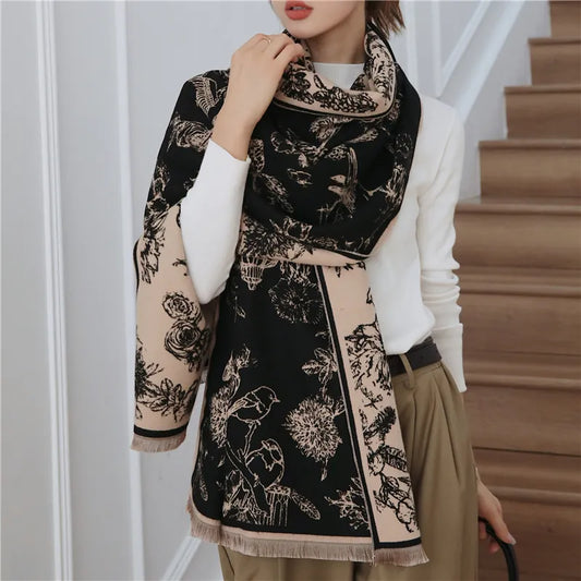 Damen Schal schwarz beige floral, elegantes Accessoire, Herbst Winter Mode, weiches Material.