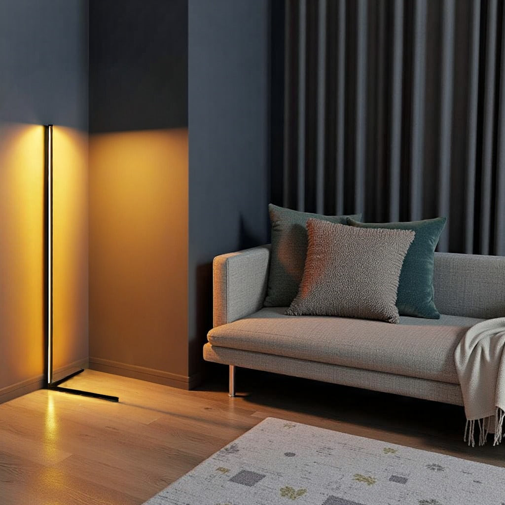 Tänd golvlampa med gyllene sken mot blågrå väggar, bredvid en grå soffa med kuddar 11