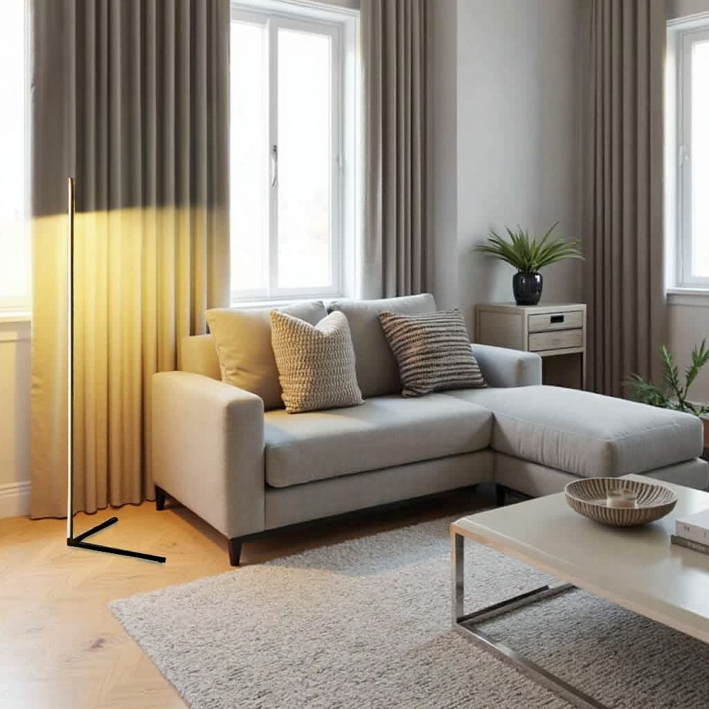Tänd golvlampa som lyser upp gardinen i ett ljust vardagsrum med hörnsoffa och soffbord 10