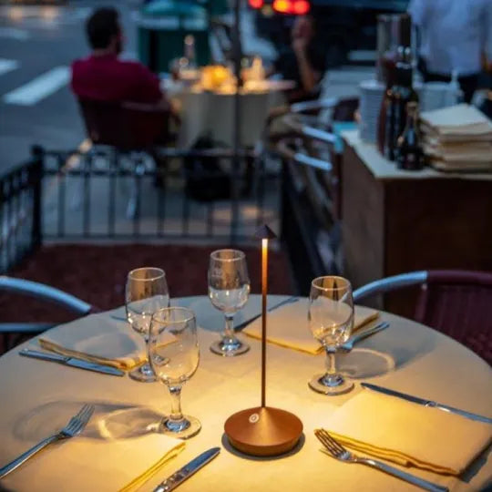 Runder Tisch im Freien mit Weingläsern und Besteck, romantische Abendstimmung, Restaurant.