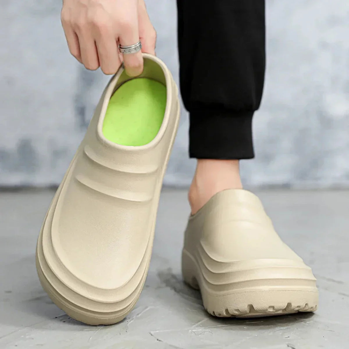 Beige Clogs für Herren, rutschfest, bequem, mit grüner Innensohle, Freizeitschuhe.