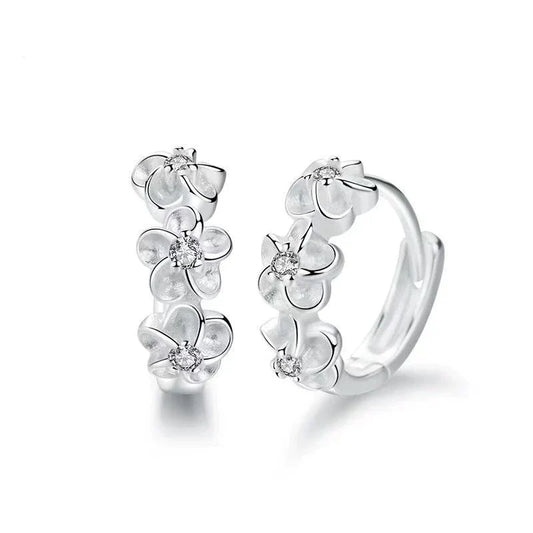 Silberne Blumen-Ohrringe mit Kristallen, eleganter Schmuck, modisches Accessoire.