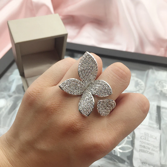 Silberner Blumenring mit Strasssteinen, eleganter Schmuck, Geschenkbox, Damenmode-Accessoire.