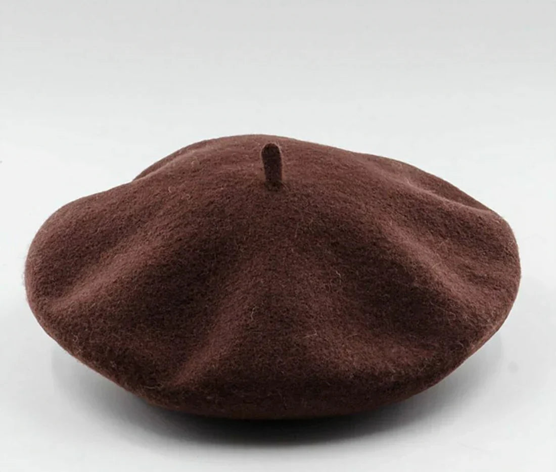 Braune Woll-Baskenmütze, klassisches Design, stilvolles Accessoire für Herbstmode.