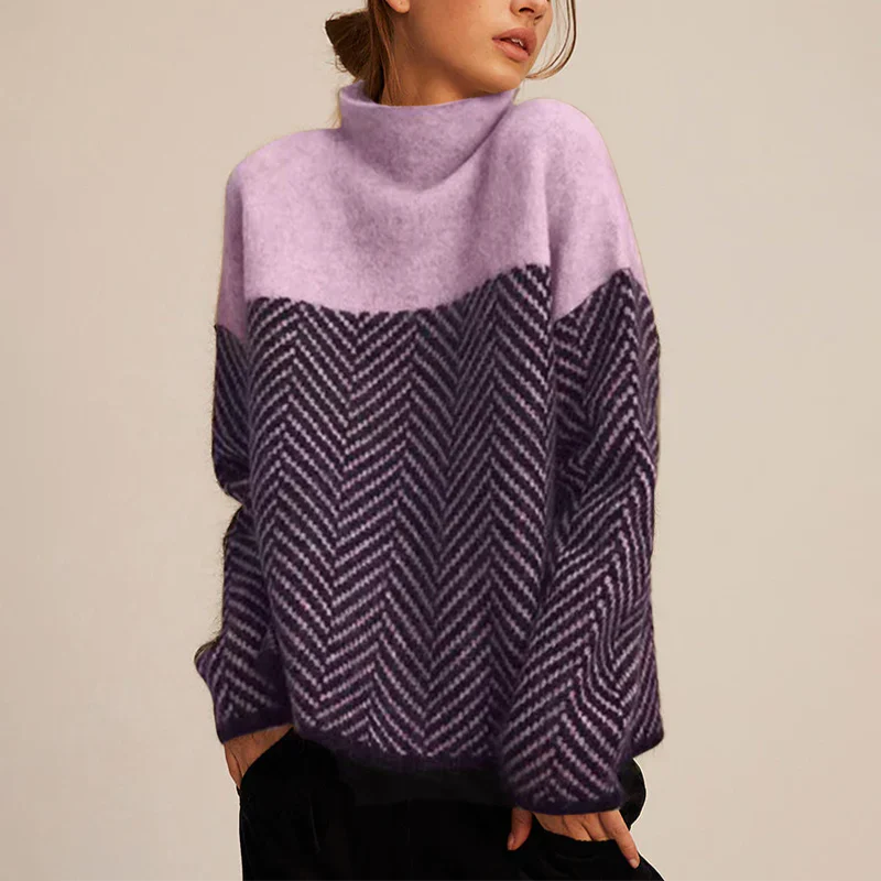 Frau in lila Rollkragenpullover mit Zickzackmuster, modisch, warm, Winterkleidung.