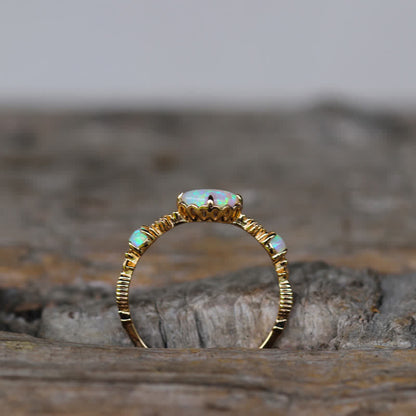 Goldener Opalring mit drei Opalen, filigranes Design, Damenring, Schmuck, Geschenkidee.