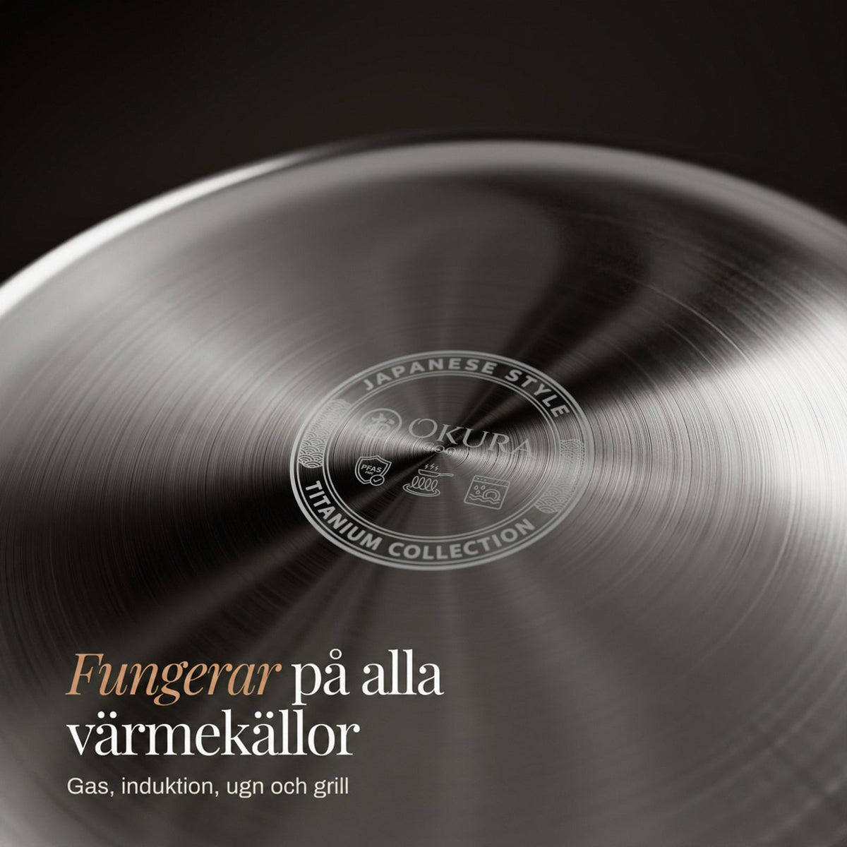 Närbild av pannans borstade undersida med en graverad stämpel i mitten, avsedd för alla värmekällor 5