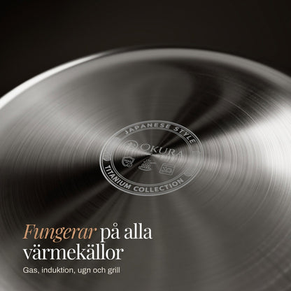 Närbild av pannans borstade undersida med en graverad stämpel i mitten, avsedd för alla värmekällor 5