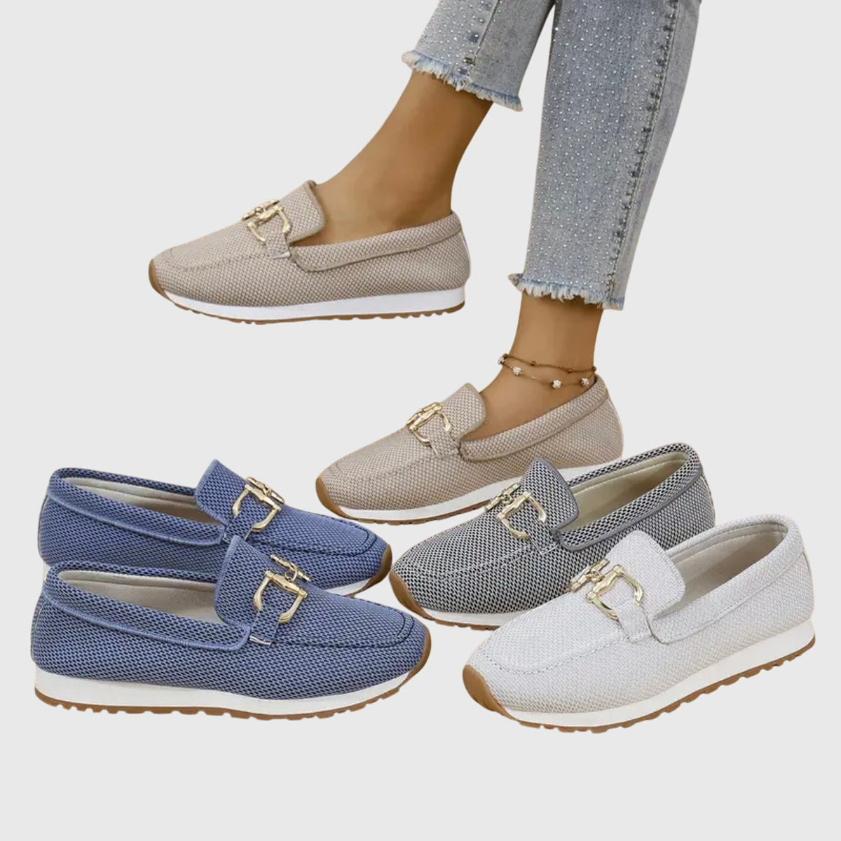 Loafers med guldspänne i beige, blått, grått och ljusgrått, två av dem bärs av modell 10