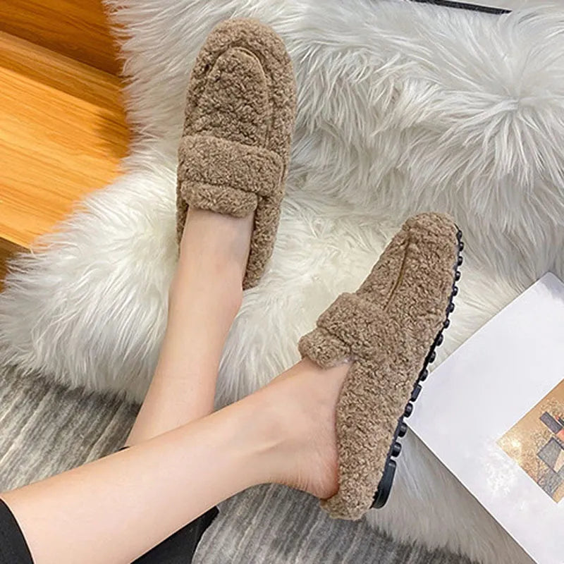 Damen Hausschuhe aus Plüsch, beige, rutschfeste Sohle, gemütlich, warm, modisch.