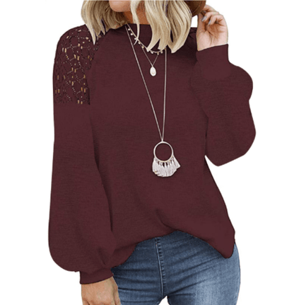 Damenpullover bordeaux, Spitzenärmel, Rundhals, lässig, Herbstmode, Strick, elegant.