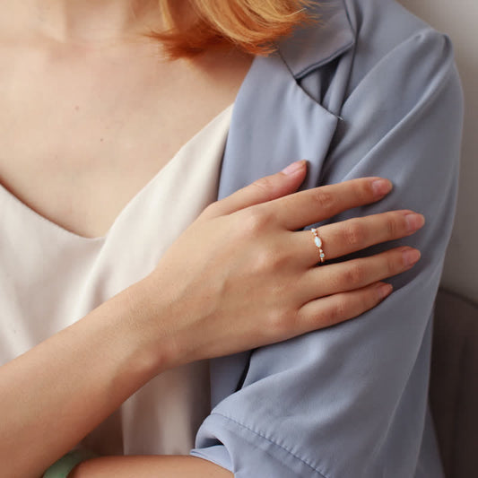 Damenhand mit elegantem Silberring, Perlenbesatz, modisches Accessoire, Nahaufnahme.
