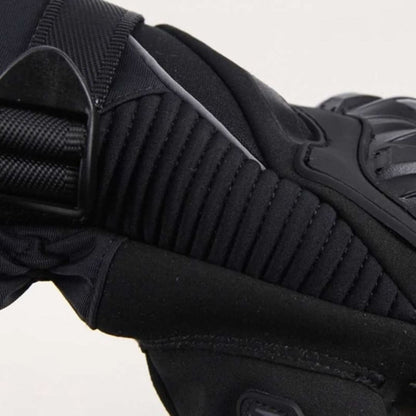 Schwarzer Motorrad-Handschuh, gepolstert, aus Leder und Textil, für sicheren Griff.