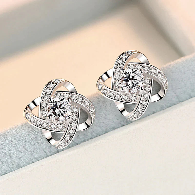 Silberne Ohrringe mit Zirkonia, funkelnd, elegantes Design, Schmuck für Damen, Geschenkidee.