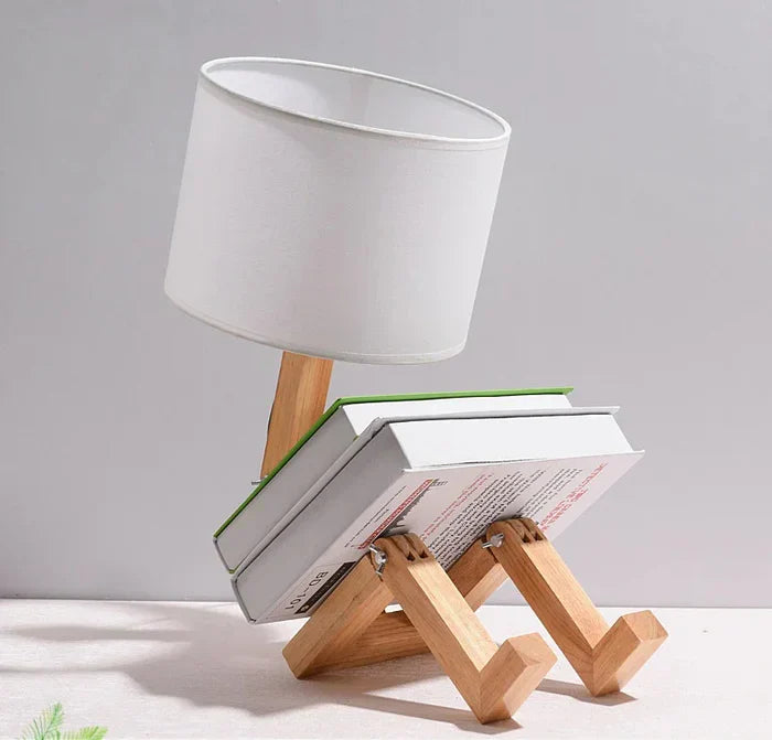 Moderne Tischlampe aus Holz mit Buchdesign, weißer Lampenschirm, kreative Wohnkultur.