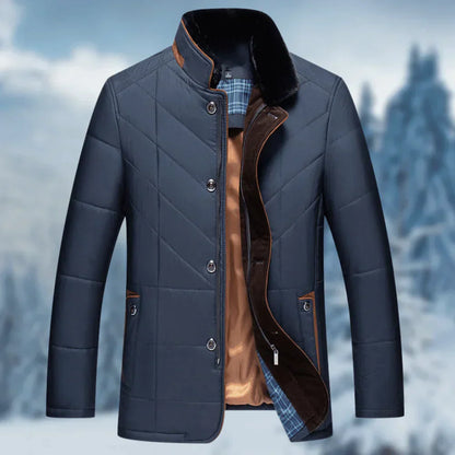 Dunkelblaue Herrenjacke, gesteppt, mit Stehkragen und Knopfleiste, ideal für Wintermode.