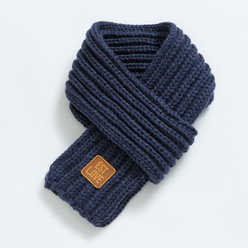 Dunkelblauer Strickschal mit Lederetikett, Winteraccessoire, warm, modisch, unisex.