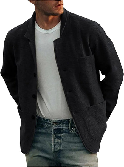 Mann in schwarzer Wolljacke, weißem T-Shirt und Jeans, lässiger Herrenmode-Look.