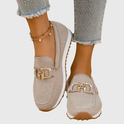 Beige mesh-loafers med guldfärgat spänne sedda framifrån på modell med fotlänk 2