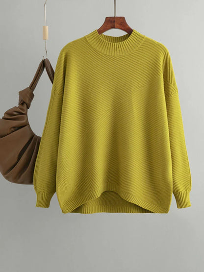 Gelber Strickpullover Damen, gerippt, Rundhals, Herbstmode, hängend, mit brauner Tasche.