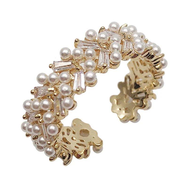 Goldener Ring mit Perlen und Kristallen, eleganter Schmuck, modisches Accessoire, Damenring.