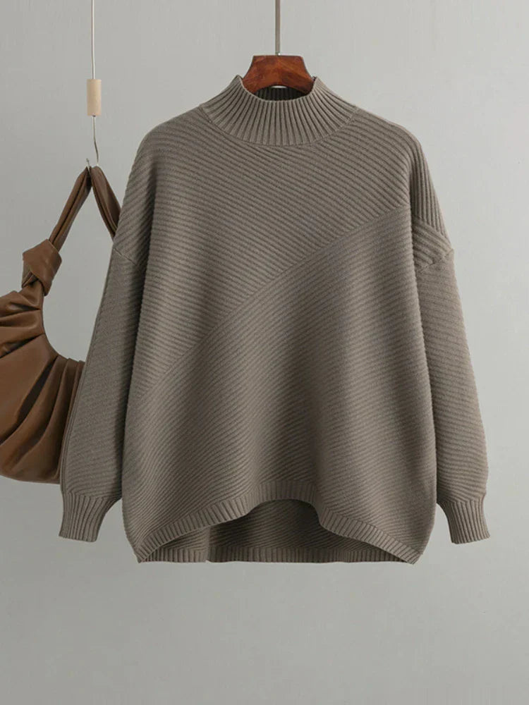 Grauer Strickpullover Damen, Oversize, Rippstrick, Herbstmode, gemütlich, modisch, elegant.