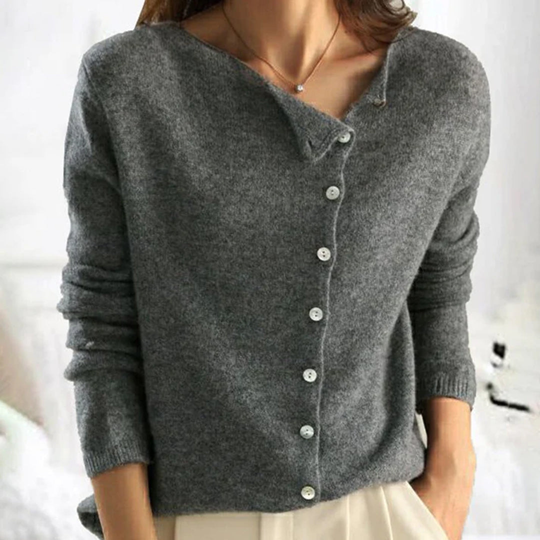 Grauer Damenpullover mit Knopfleiste, weiches Material, elegantes Design, Herbstmode.