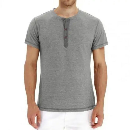 Graues Herren-Henley-Shirt aus Baumwolle, kurzärmelig, mit Knopfleiste, lässig.