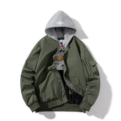 Grüne Bomberjacke mit grauem Kapuzenpullover, Reißverschluss, Herrenmode, lässiger Stil.
