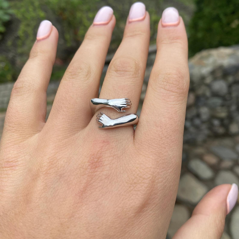 Silberner Ring in Handform auf Finger, minimalistisches Design, Schmuck für Frauen.