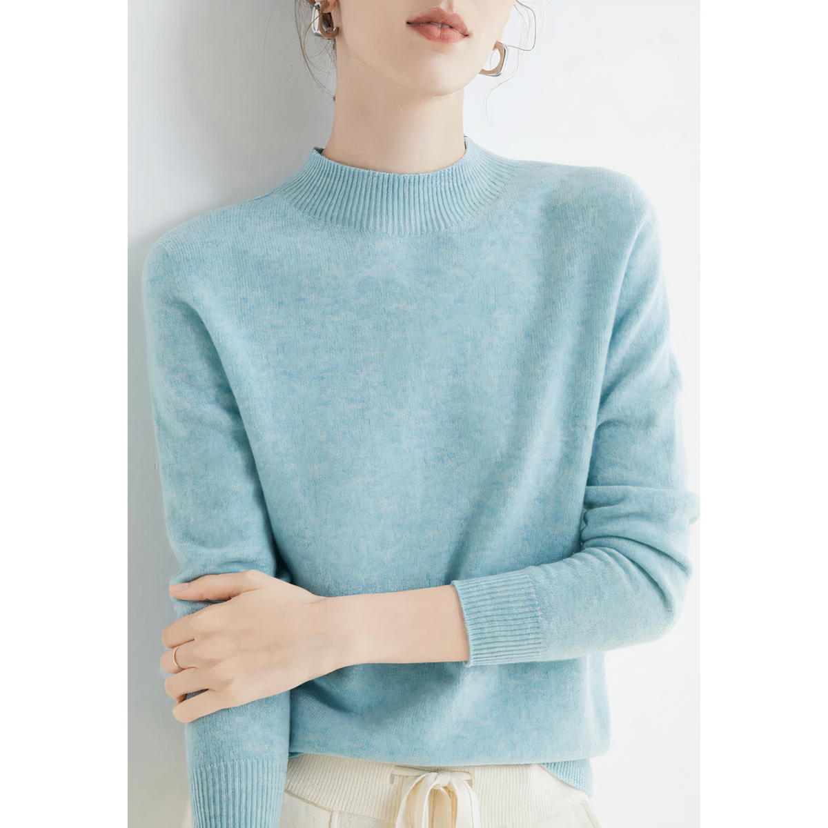 Frau in hellblauem Kaschmirpullover, elegantes Design, Herbstmode, Damenbekleidung.