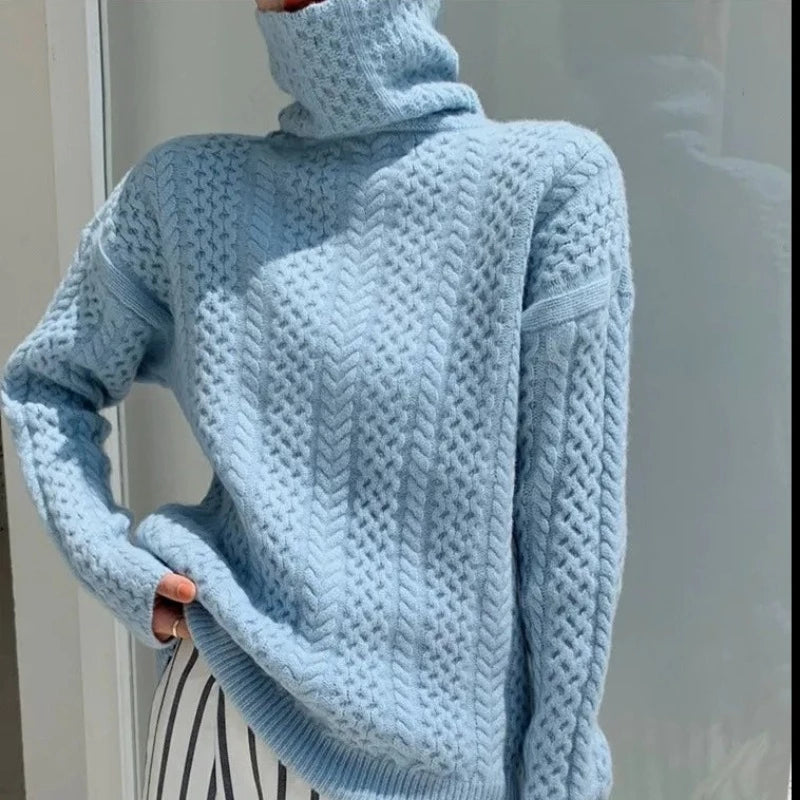 Hellblauer Strickpullover mit Rollkragen, Zopfmuster, Damenmode, Winterkleidung.